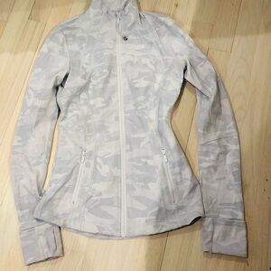 Lululemon NWOT define jacket in white camo
Color: camo alpine white multi 
Sz4